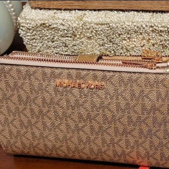 Michael Kors Handbags - ***SOLD***Michael kors Rose Gold